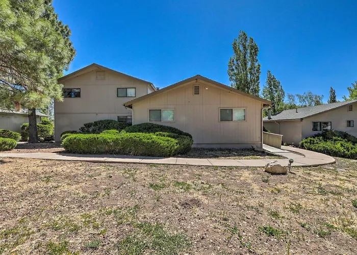 Townhome - Walk To Country Club & Pools!