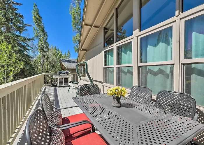 Townhome - Walk To Country Club & Pools! *