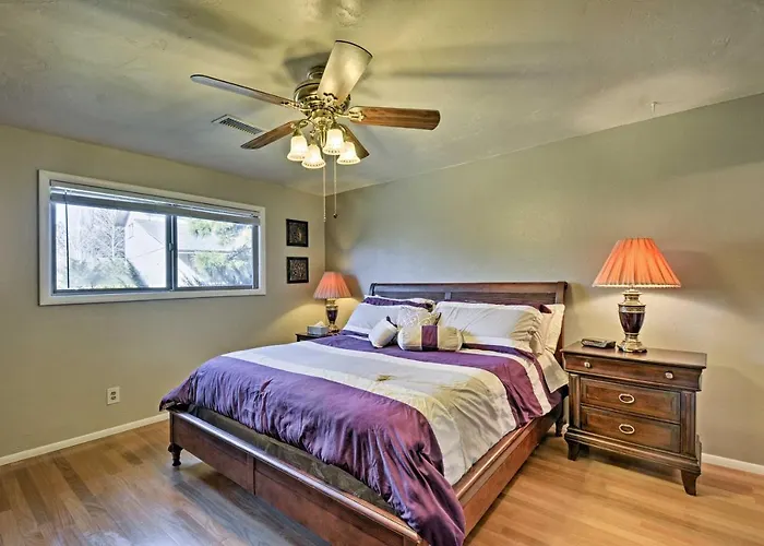 Townhome - Walk To Country Club & Pools! *